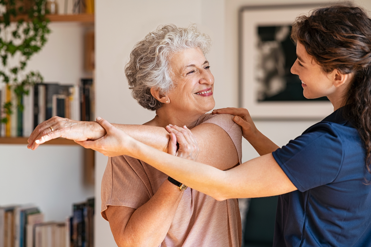 Fisioterapia ajuda no tratamento contra dores na coluna (Imagem: Ground Picture | Shutterstock)