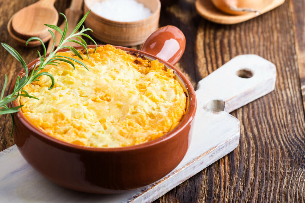 Escondidinho de mandioca (Imagem: istetiana | Shutterstock)