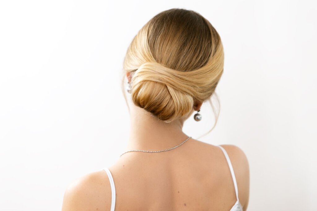 Penteados cl&aacute;ssicos s&atilde;o os preferidos de muitas noivas (Imagem: Alex Butko | Shutterstock)
