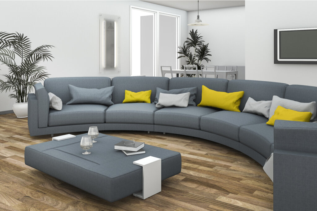 O designer do sof&aacute; curvo precisa estar em harmonia com o d&eacute;cor do ambiente (Imagem: Beyond Time | Shutterstock)