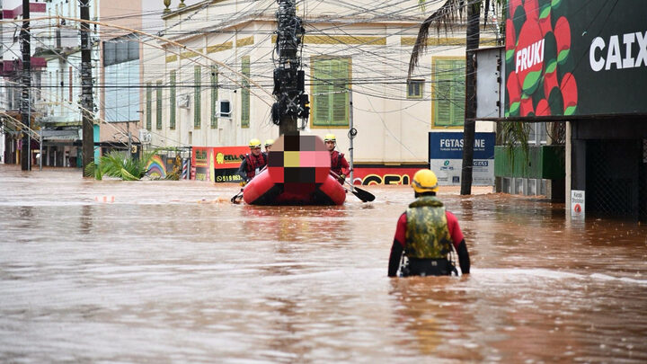 Bombeiros SC atuam em apoio a resgate de vítimas da enchente no Rio Grande do Sul