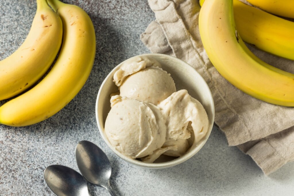 Sorvete de banana com iogurte (Imagem: Brent Hofacker | Shutterstock)