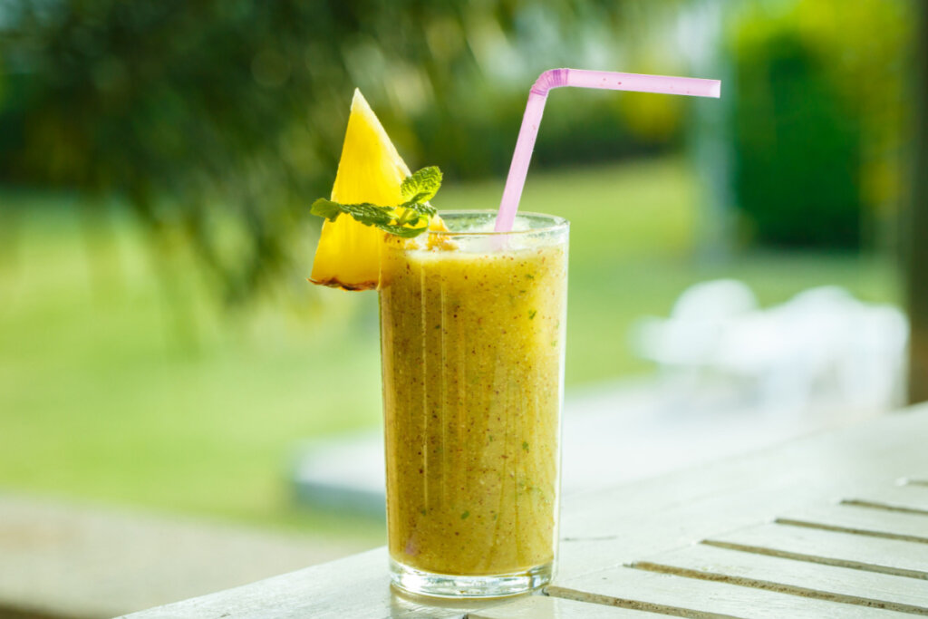 Suco de abacaxi com hortel&atilde; (Imagem: Boiarkina Marina | Shutterstock)
