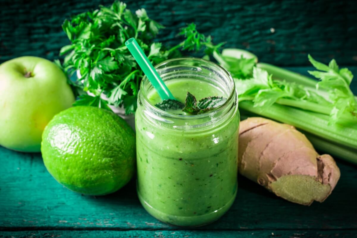 Suco de aipo com maçã-verde e limão (Imagem: id-art | Shutterstock)
