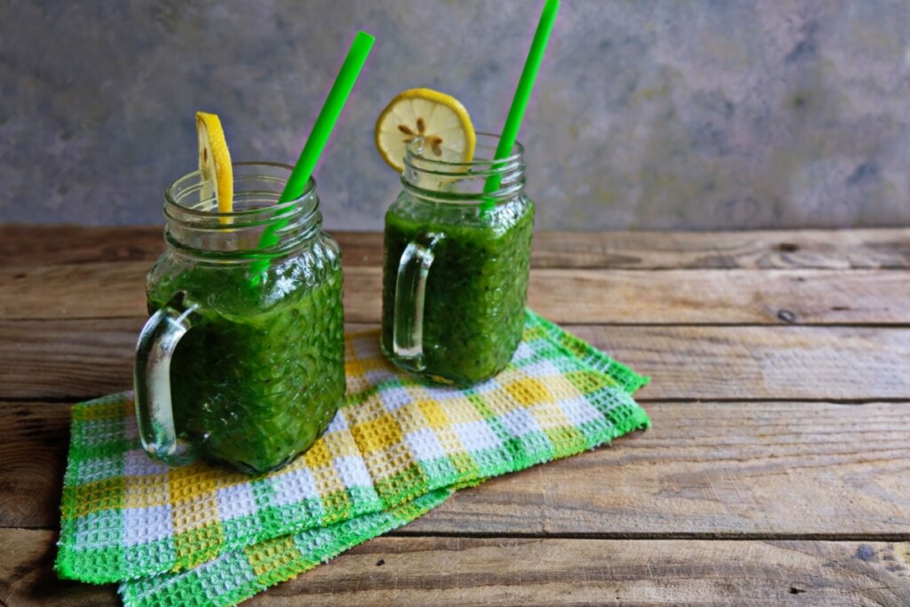 Suco de couve com laranja e limão-siciliano (Imagem: Rogozhina Elena | Shutterstock)