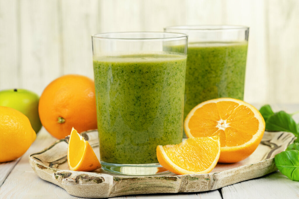 Suco de couve com laranja (Imagem: Fischeron | Shutterstock)