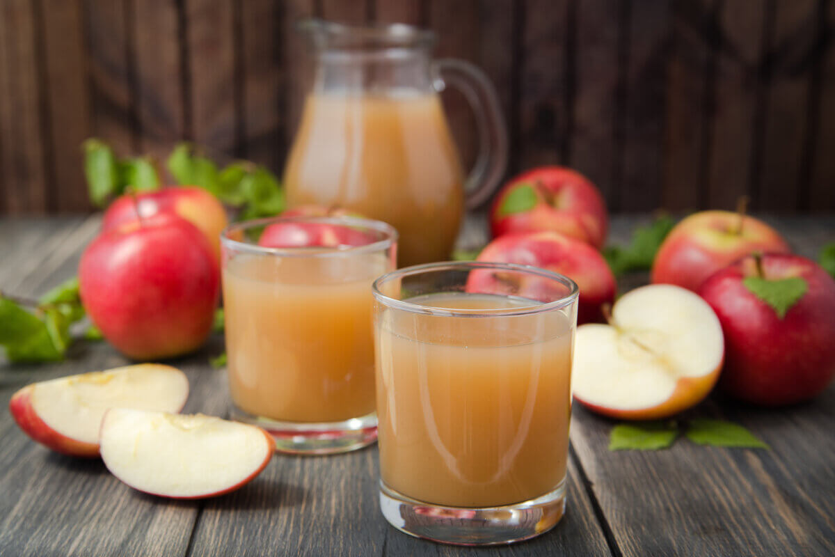 Suco de maçã com gengibre (Imagem: Drakonyashka | Shutterstock)