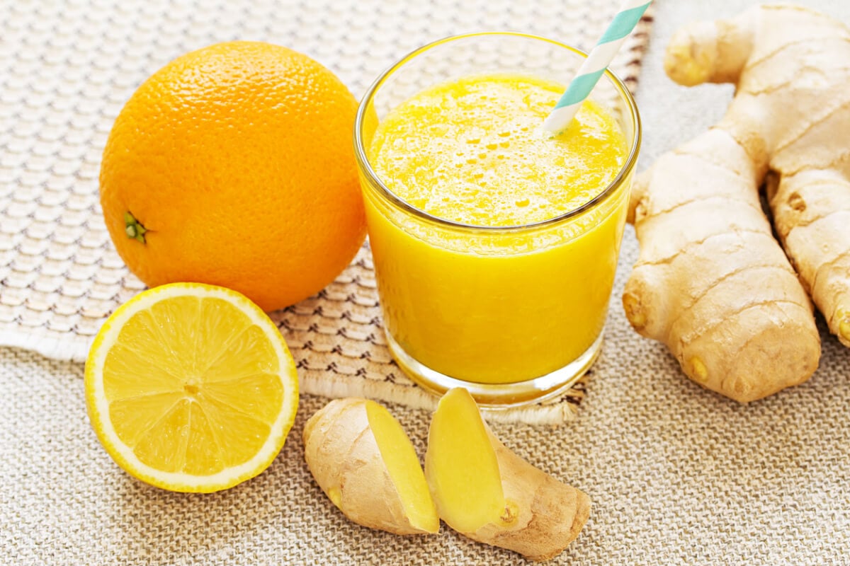 Suco de laranja com gengibre (Imagem: fotolotos | Shutterstock)