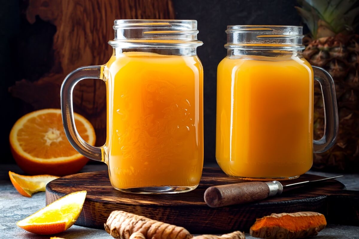 Suco de abacaxi, laranja e cúrcuma (Imagem: zarzamora | Shutterstock)