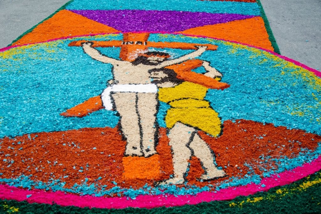 A prática dos tapetes de rua promove a união das comunidades e a expressão artística popular (Imagem: Erica Catarina Pontes | Shutterstock)