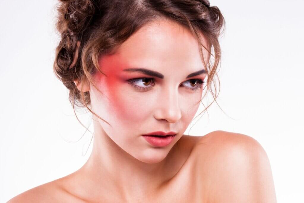 A escolha do blush mais escuro ajuda a criar o contraste na maquiagem (Imagem: smmartynenko | Shutterstock)