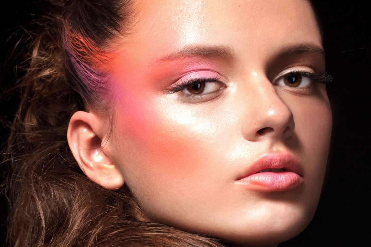 A técnica de maquiagem viralizou após ser adotada pela cantora Ariana Grande (Imagem: chaletgirl | Shutterstock)