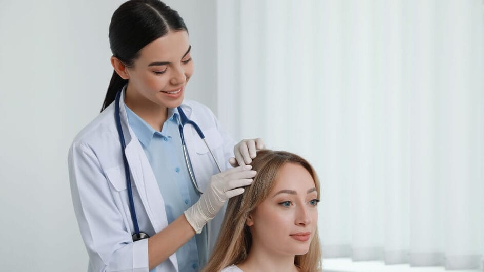 Qualquer pessoa que busque melhorar a saúde dos cabelos pode se beneficiar da terapia. É importante, porém, buscar um profissional (Imagem: New Africa | Shutterstock)