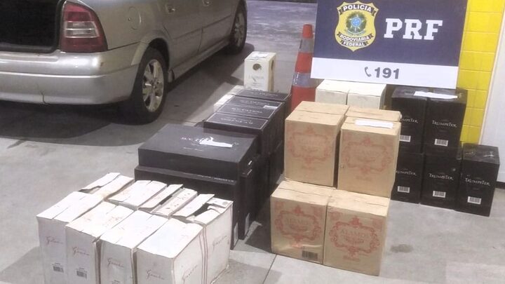 Vinhos foram apreendidos na BR-280, em Rio Negrinho (Foto: PRF, Divulgação)