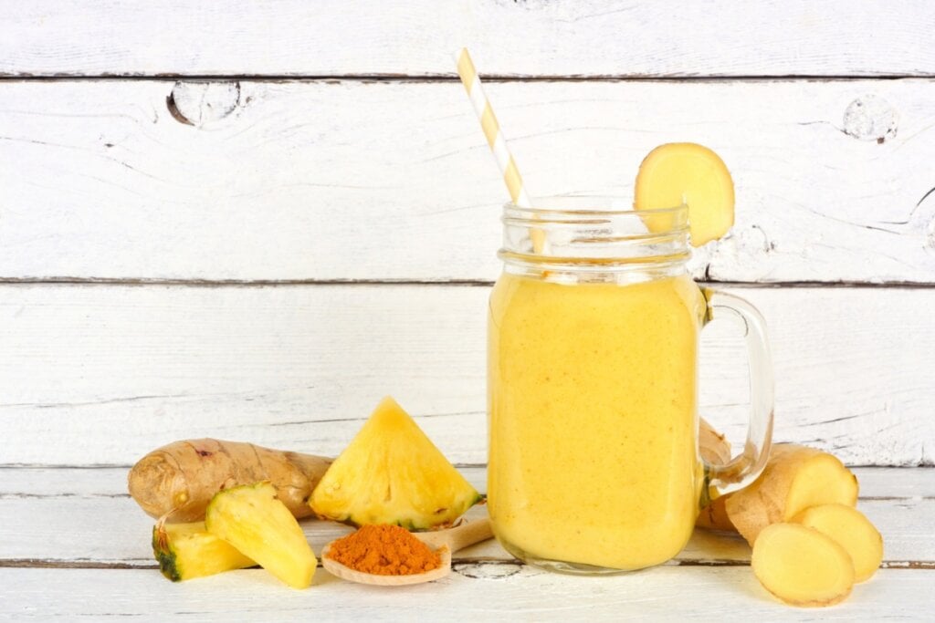 Vitamina de abacaxi com gengibre e cúrcuma (Imagem: JeniFoto | Shutterstock)