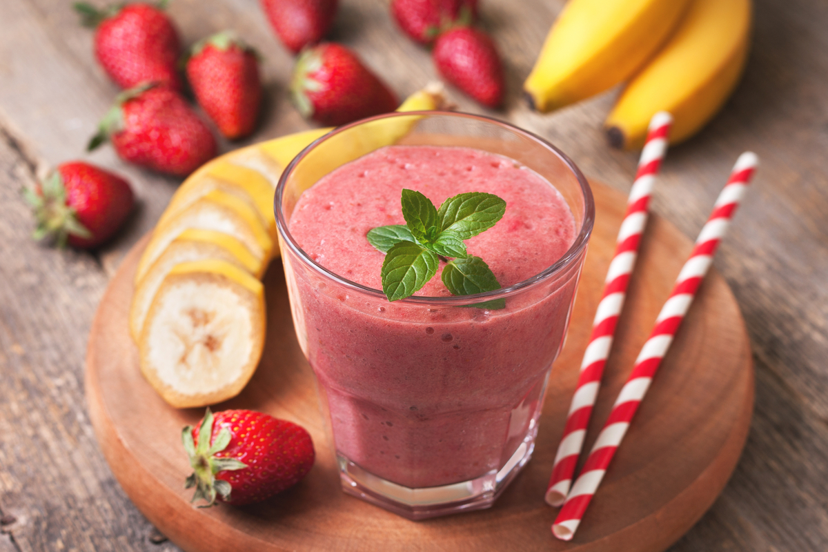 Vitamina de morango com banana (Imagem: natashamam | Shutterstock)