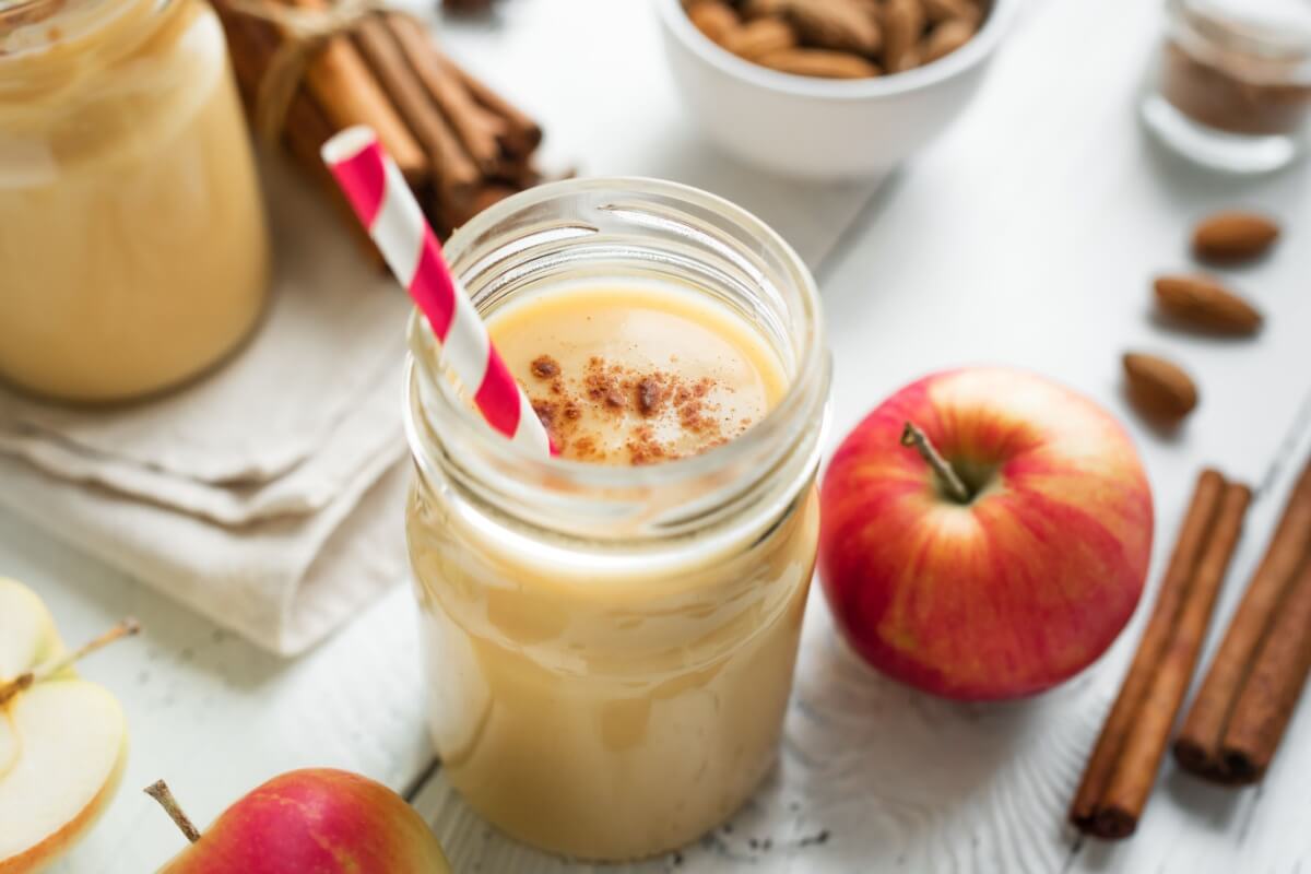Vitamina de maçã e canela (Imagem: Oksana Mizina | Shutterstock)