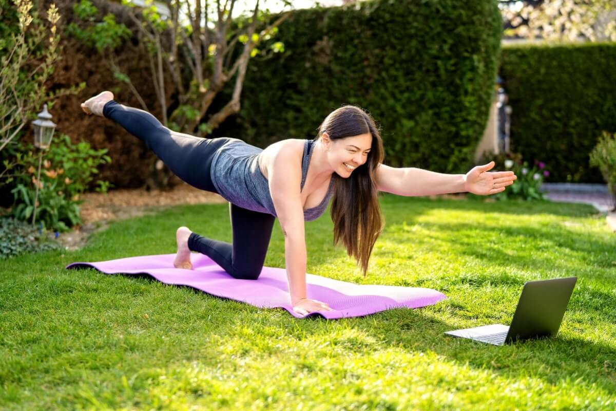 Yoga online é perfeita para quem tem uma rotina corrida (Imagem: Tatyana Soares | Shutterstock)