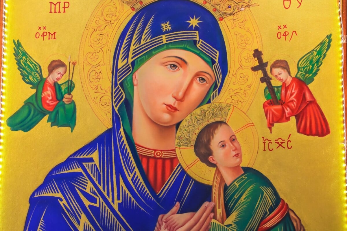 Nossa Senhora do Perpétuo Socorro é venerada como protetora e intercessora, oferecendo auxílio constante aos fiéis em suas necessidades (Imagem: Immaculate | Shutterstock)