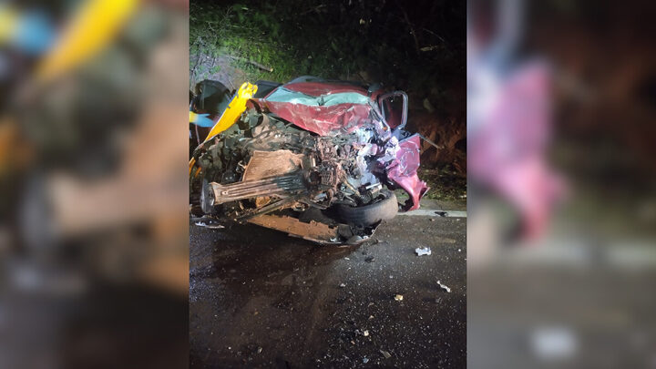 Acidente entre carro e caminhão com carga viva termina em morte e dois feridos em SC