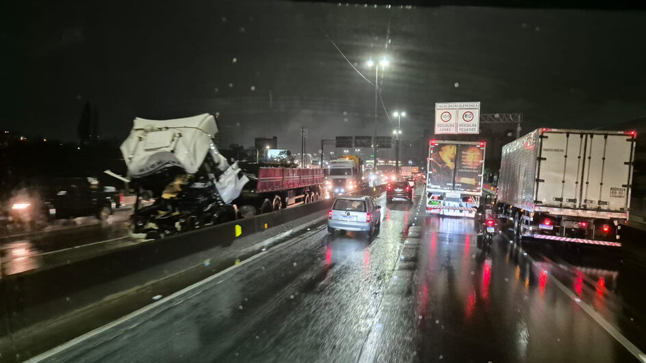 Acidente grave entre carretas deixa motorista preso às ferragens e trava BR-101 em São José