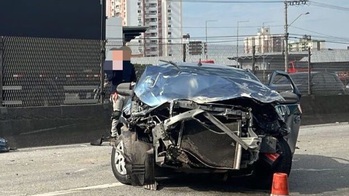 Acidente grave entre carro e carreta bloqueia faixas na BR-101 em São José