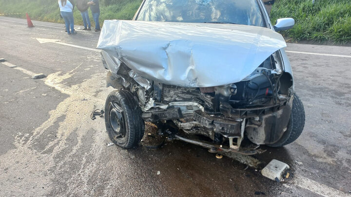 Acidente grave entre três carros deixa uma pessoa morta e três feridos no Norte de SC