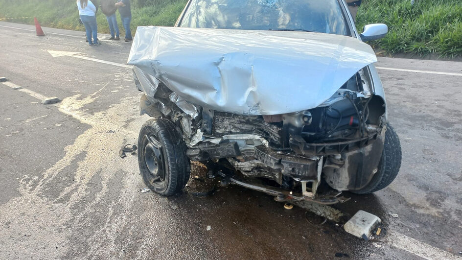 Acidente grave entre três carros deixa uma pessoa morta e três feridos no Norte de SC