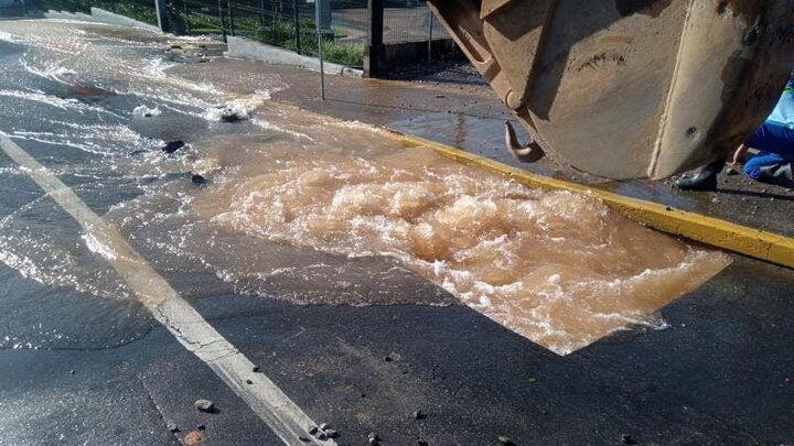 Água tratada desperdiçada em SC pode abastecer cidade do tamanho de Joinville, mostra estudo
