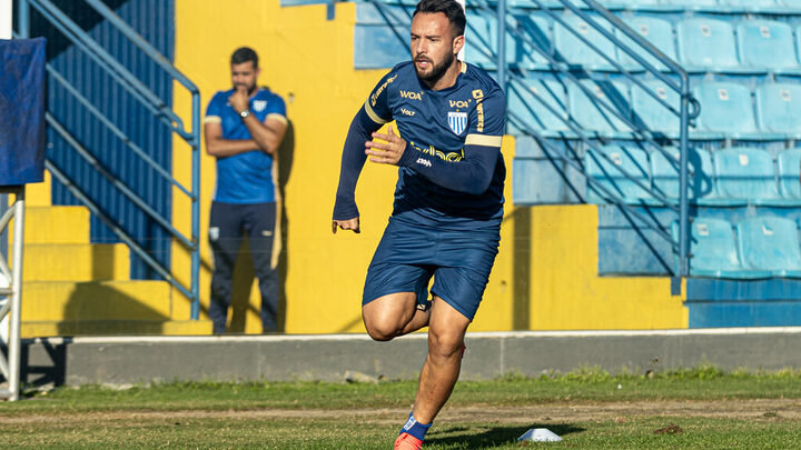Meia Giovanni está liberado. Avaí está invicto há sete partidas e defende posição no G4 diante do Guarani (Foto: Leandro Boeira, Avaí FC)