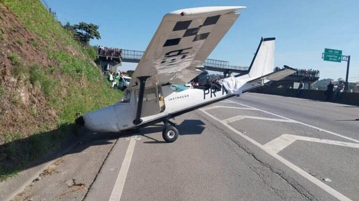Avião cai em rodovia de SP durante aula de voo e deixa 2 feridos