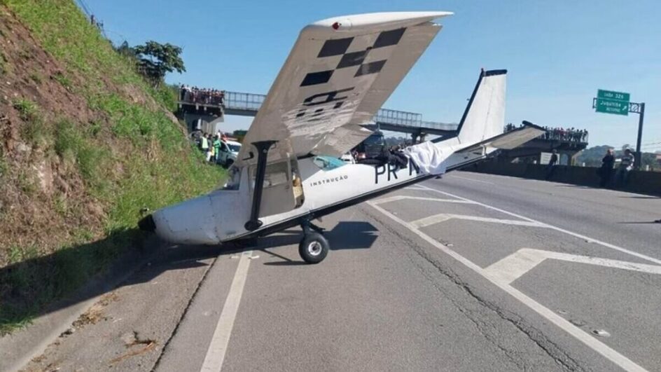 Avião cai em rodovia de SP durante aula de voo e deixa 2 feridos