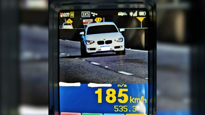 BMW é flagrada a quase o dobro do limite de velocidade em rodovia de Florianópolis