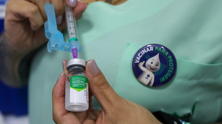Baixos índices de vacinação contra gripe acendem alerta sobre avanço da doença em SC