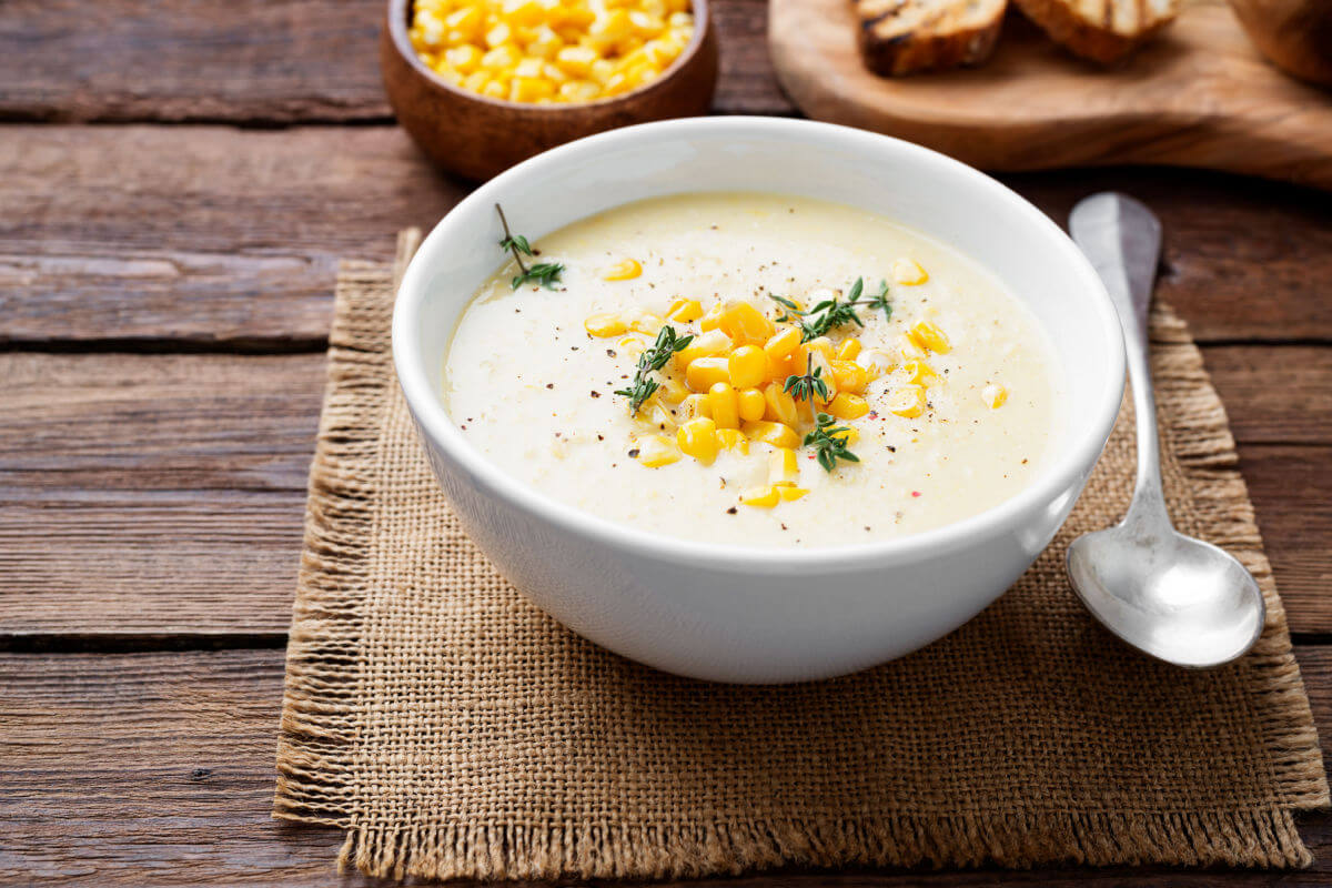 Caldo de inhame com milho-verde (Imagem: nelea33 | Shutterstock)