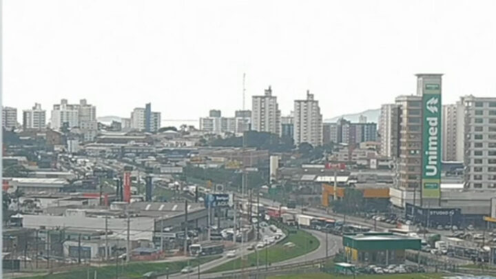 Caminhão tomba na BR-101, na Grande Florianópolis, e deixa pista interditada