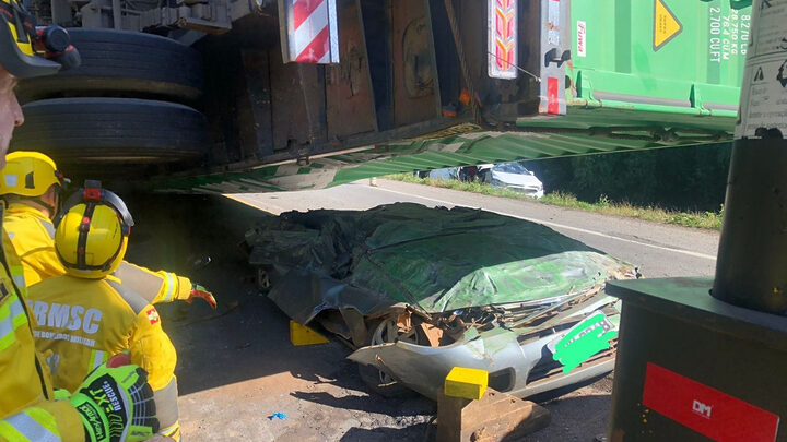 Caminhão tomba sobre carro, bate de frente com veículo e deixa duas pessoas mortas na BR-470 em SC