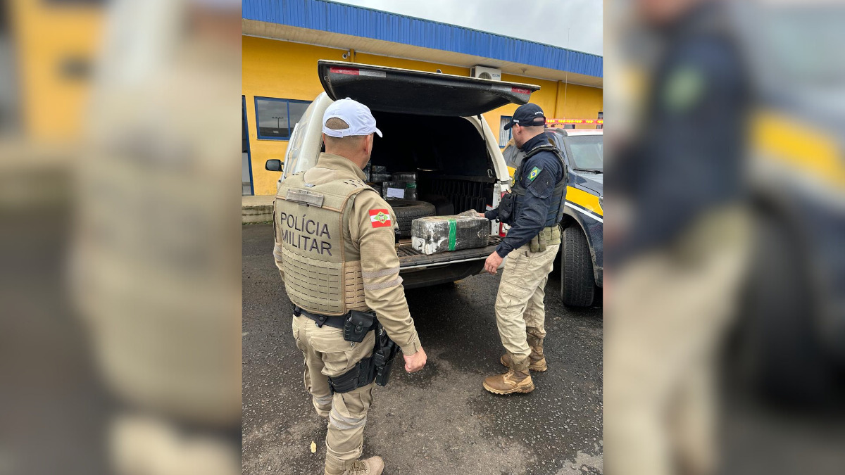 Caminhonete roubada é apreendida com quase meia tonelada de maconha