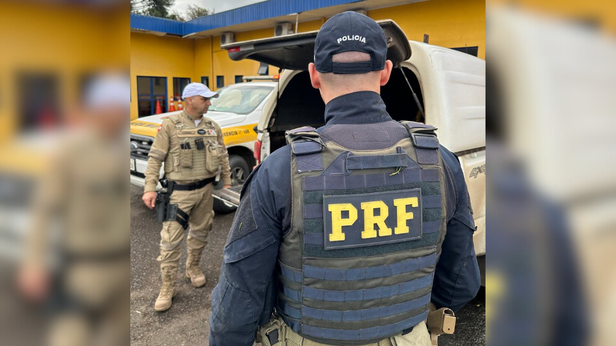 Caminhonete roubada é apreendida com quase meia tonelada de maconha