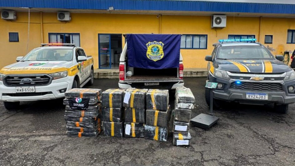 Caminhonete roubada é apreendida com quase meia tonelada de maconha