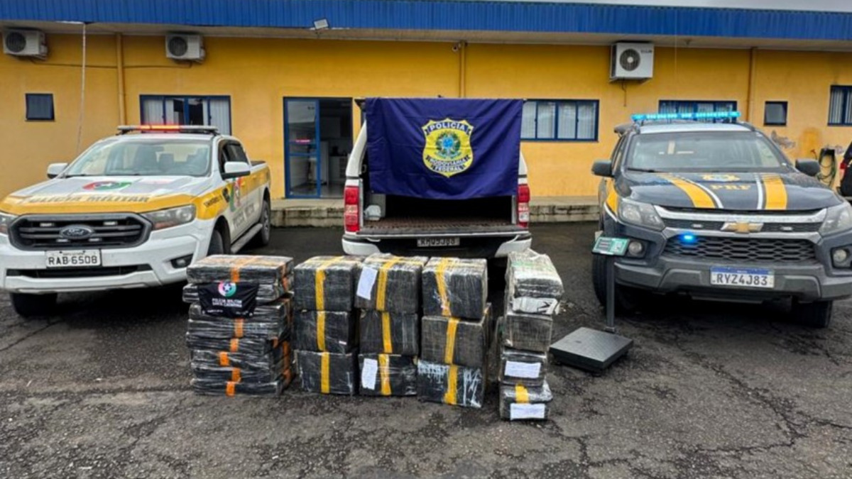 Caminhonete roubada é apreendida com quase meia tonelada de maconha