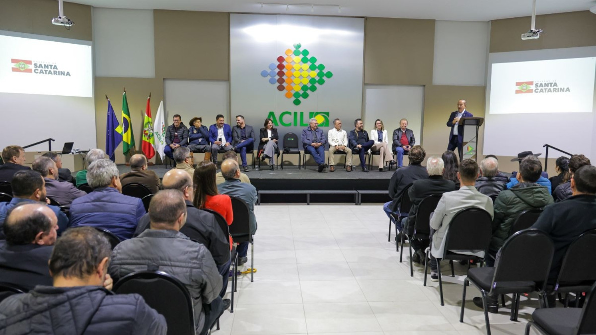 Cerimônia de assinatura realizada na Associação Empresarial de Lages (Foto Ricardo Wolffenbüttel, Secom)