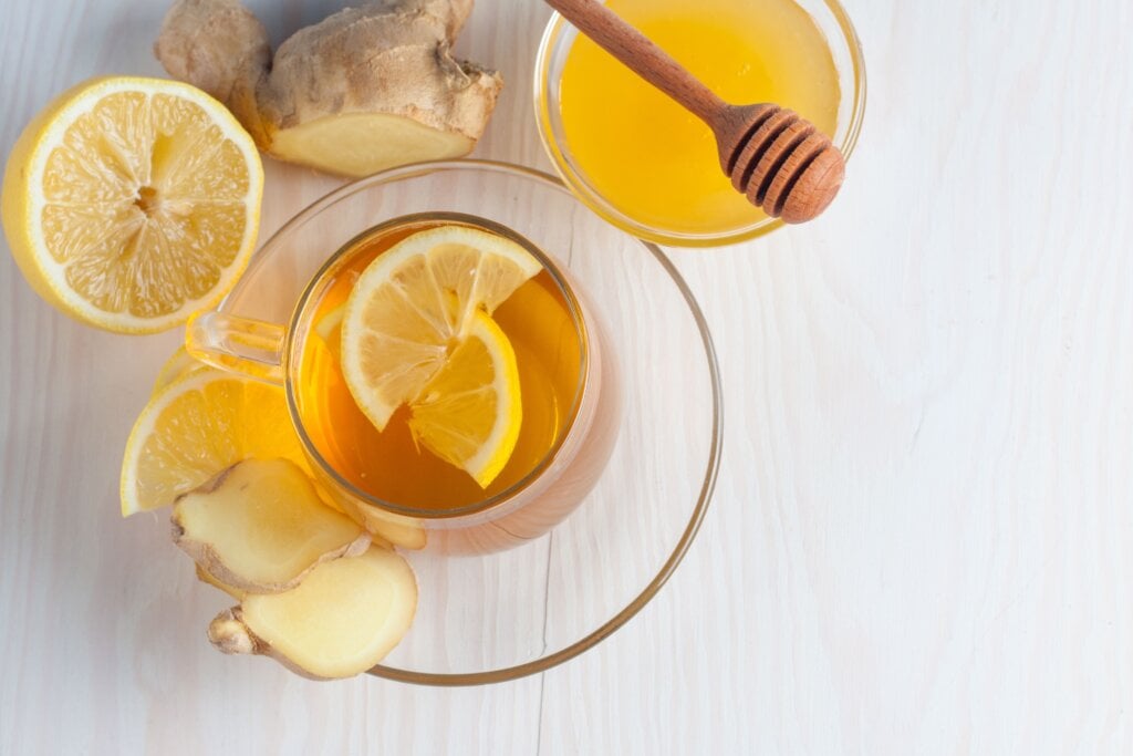 Chá de gengibre, limão, hortelã e mel (Imagem: CreatoraLab | Shutterstock)