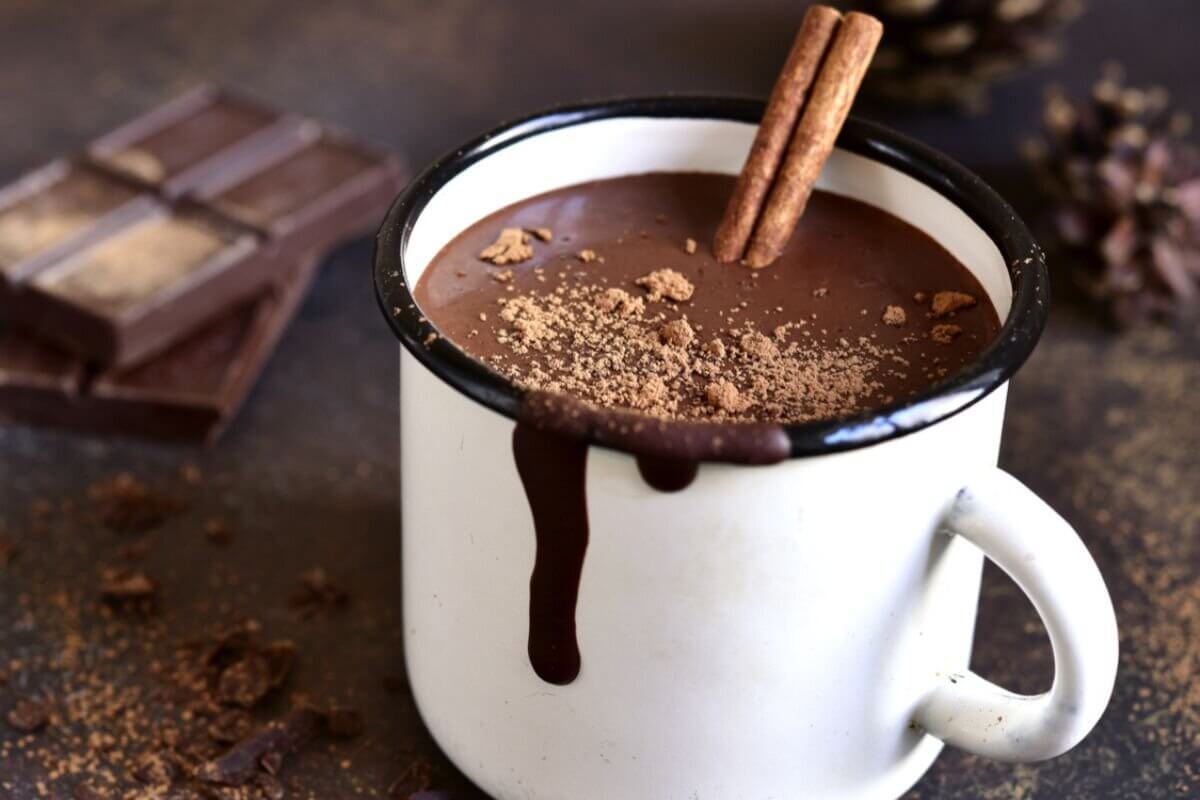 Chocolate quente com amêndoas (Imagem: Liliya Kandrashevich | Shutterstock)