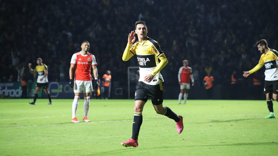 Claudinho fez o gol do Criciúma no empate com o Internacional (Foto: Celso da Luz, Criciúma EC)