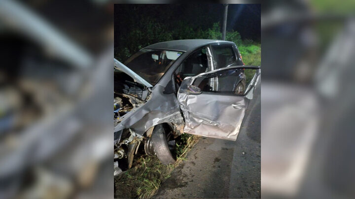 Colisão entre carro e caminhão deixa jovem presa nas ferragens no Sul de SC