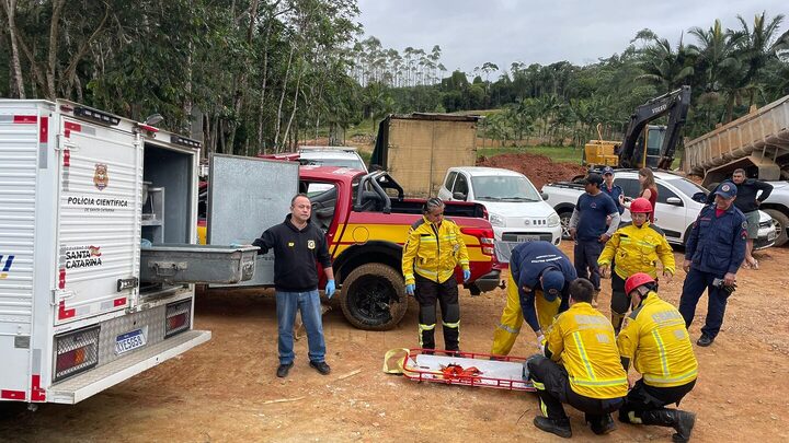 Corpos das vítimas foram resgatados na manhã desta terça-feira (2)