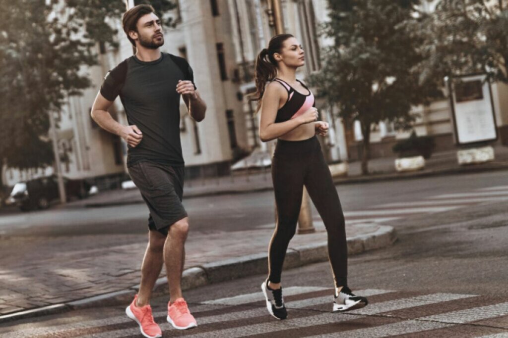 A corrida regular ajuda a aumentar a sensação de bem-estar (Imagem: gstockstudio | Shutterstock)