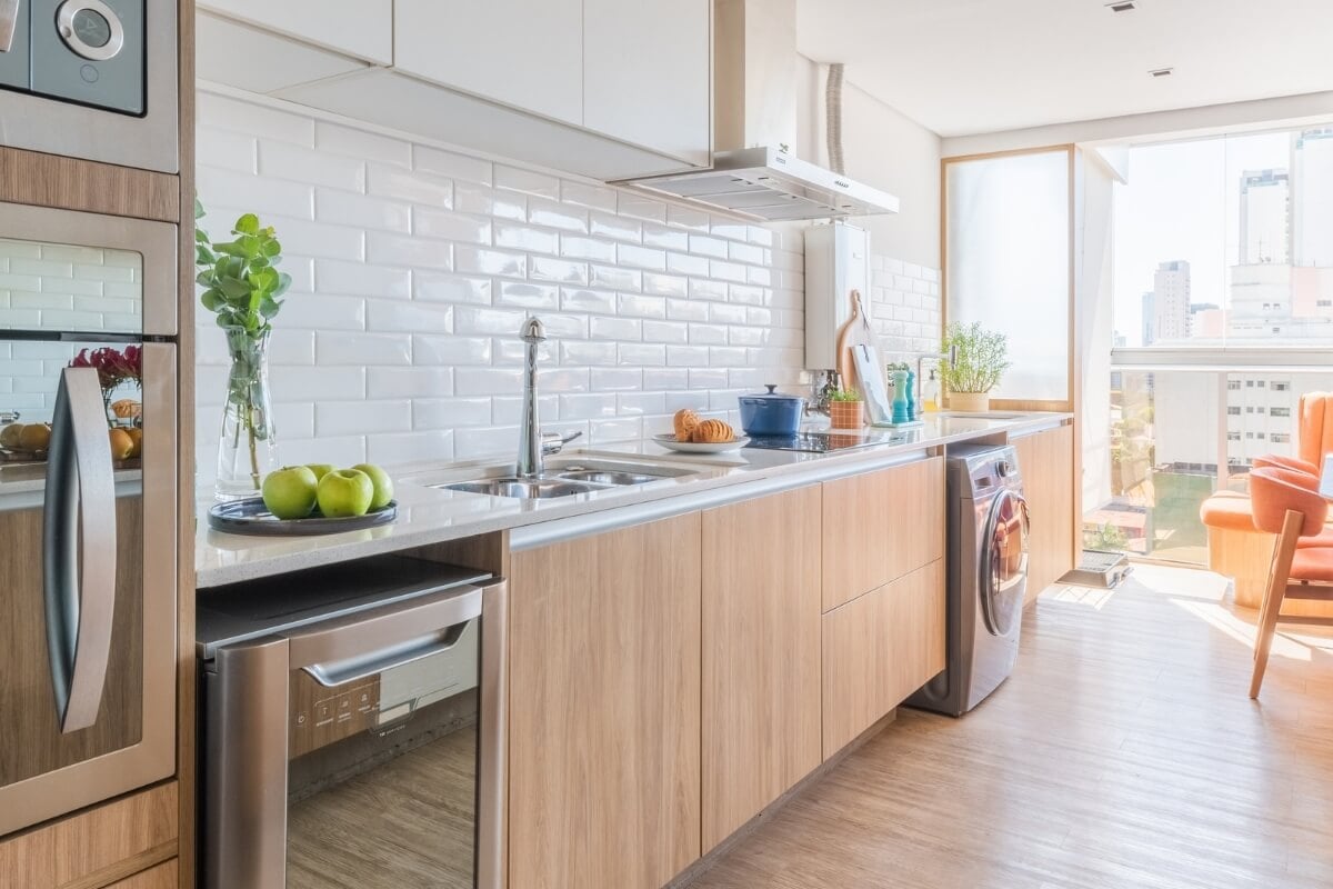 Convívio social na cozinha traz novos estilos de decoração para o espaço (Projeto: Studio Guadix | Imagem: Guilherme Pucci)