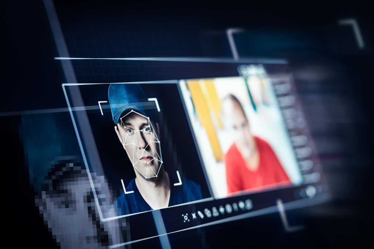 Criminosos utilizam vídeos falsos para aplicar golpes nas mídias digitais (Imagem: Tero Vesalainen | Shutterstock)